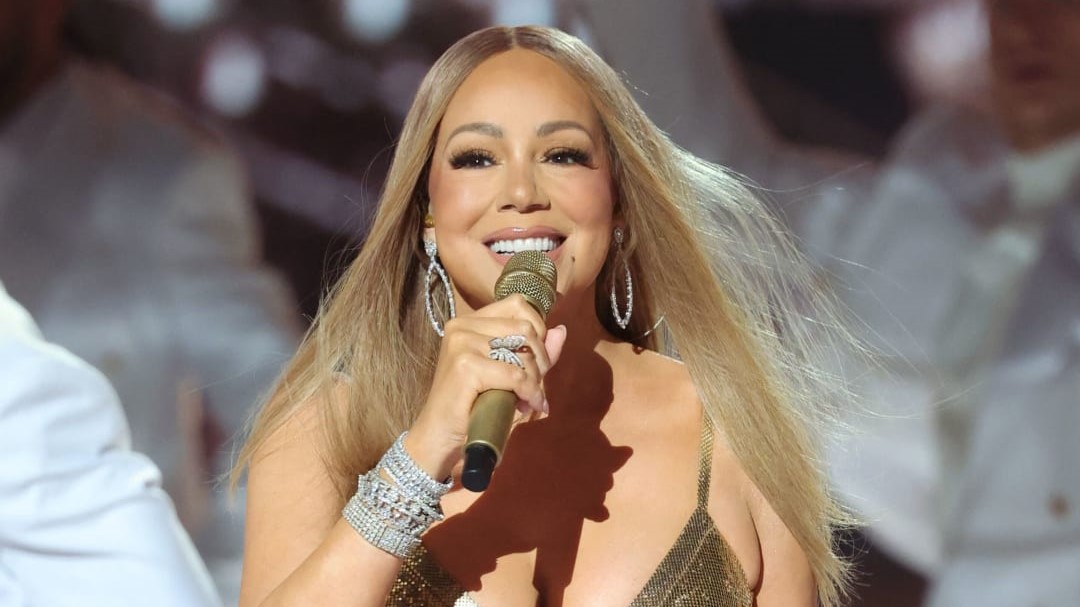 Mariah Carey is signing autographs at Looney Tunes records in NYC